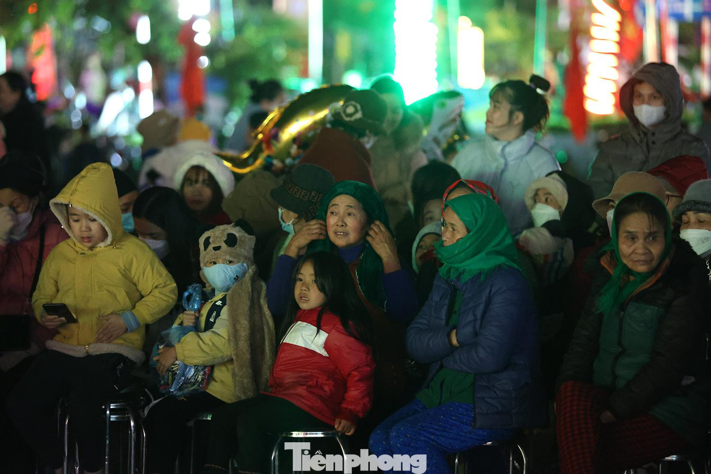 Người dân các nơi đón xem lễ kỷ niệm 60 năm Ngày thành lập huyện