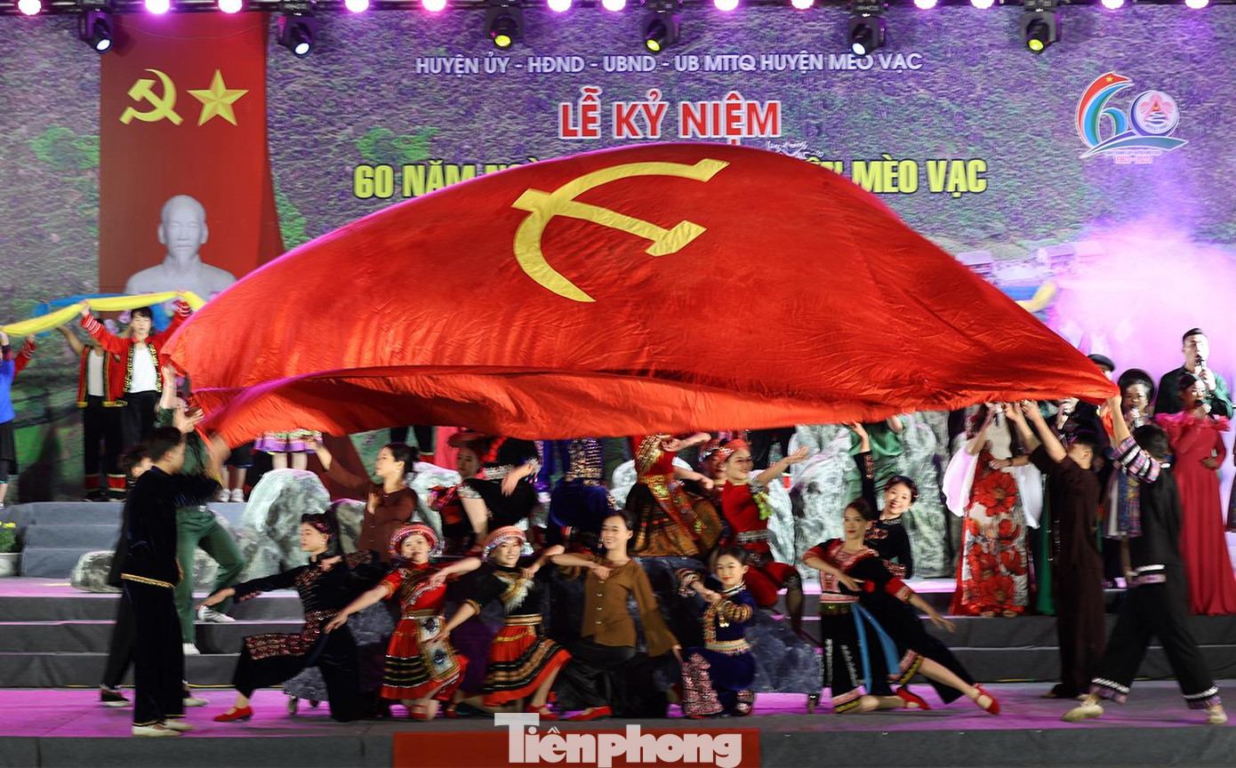 Chương trình nghệ thuật đặc sắc được dàn dựng công phu với chủ đề: “Mèo Vạc 60 năm phát triển đi lên cùng đất nước”, đã thu hút hàng ngàn lượt khán giả là nhân dân địa phương và khách du lịch