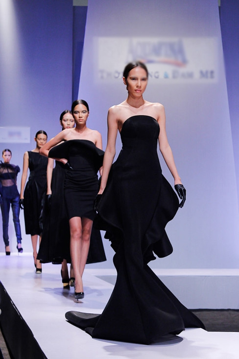 Một số mẫu thiết kế trong BST Black Rose của Hoàng Minh Hà. Một số mẫu thiết kế trong BST Black Rose của Hoàng Minh Hà