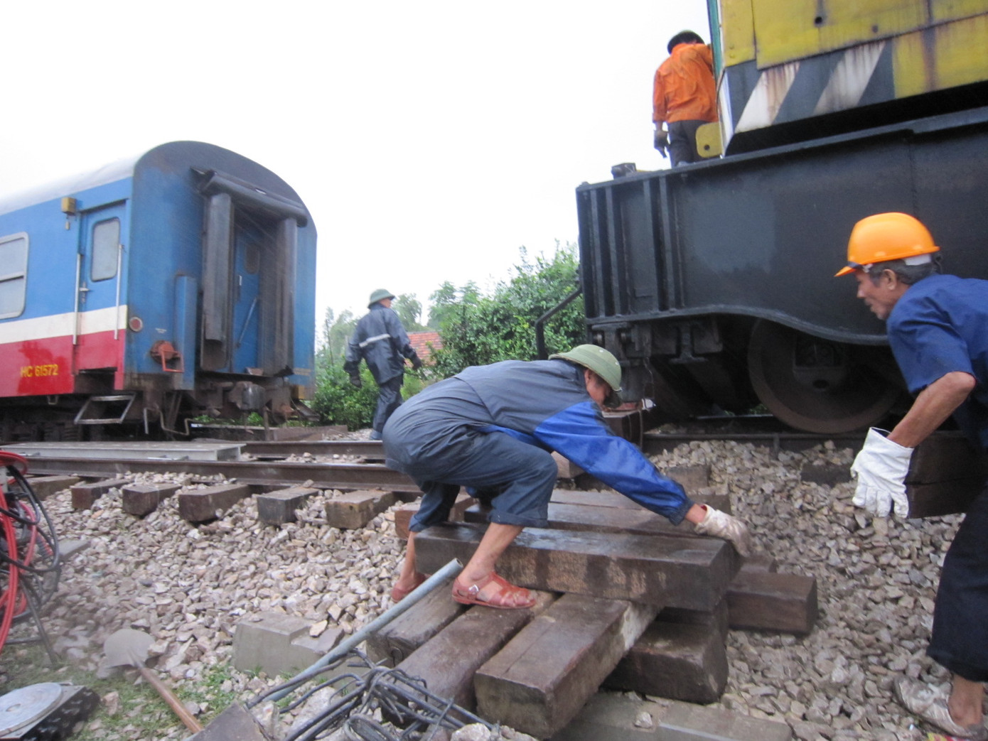 Các công nhân miệt mài làm việc nhằm sớm thông đường sắt đoạn đi qua huyện Quỳnh Lưu.