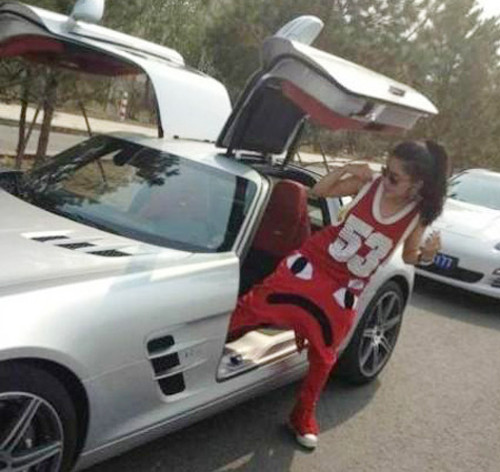 Cô gái chụp ảnh cùng đống tiền. Cô gái chụp ảnh cùng đống tiền