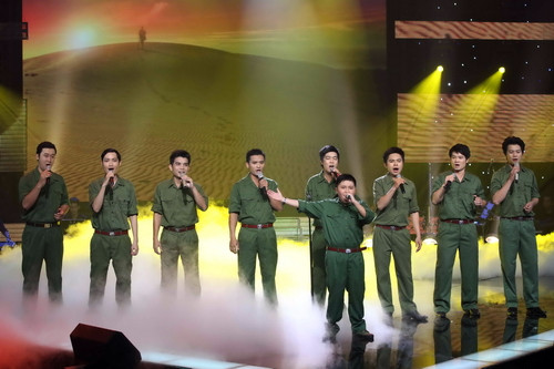 Cao Khánh đội Hiền Thục đã chọn ca khúc Vết chân tròn trên cát để hát tặng ông ngoại và một người dượng là thương binh