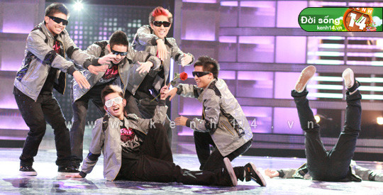 Hình ảnh Dumbo với nhóm Poreotics trong cuộc thi American Best Dance Crew này