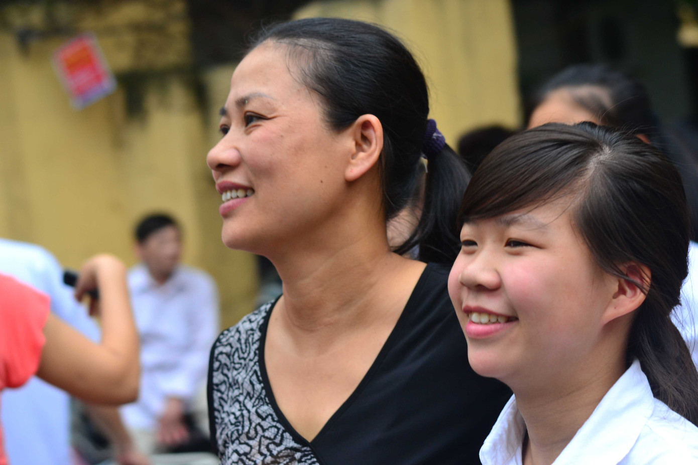 Thí sinh vui vẻ ra khỏi phòng thi môn Toán chiều nay (21-6). Ảnh Đỗ Hợp