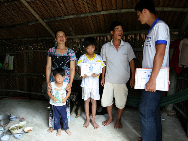Em Hẳn nhận học bổng Đèn Đom Đóm trong căn nhà lá tạm bợ