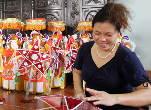 Từng là ngôi làng nổi tiếng về làm đồ chơi trung thu, song hiện Hậu Ái chỉ còn mỗi chị Tuyến là người duy nhất còn theo nghề. Đồ chơi Trung thu của chị được khách hàng ưa thích bởi chúng luôn được cải tiến về mẫu mã để sinh động và hấp dẫn hơn nhưng kết cấu vẫn phải giữ nguyên theo lối cổ. Ngoài những loại đèn cổ truyền chị còn sáng tạo thêm các loại đèn mới như đèn con hươu, con cá, con tôm... 