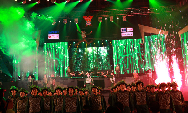 Phần phụ họa hoành tráng, độc đáo cho ca khúc về người lính. Ảnh: Trường Phong