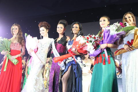 Ngọc Oanh (thứ 2 từ trái sang)nhận giải Á quân 3 cuộc thi Siêu mẫu quốc tế 2012. Ngọc Oanh (thứ 2 từ trái sang)nhận giải Á quân 3 cuộc thi Siêu mẫu quốc tế 2012