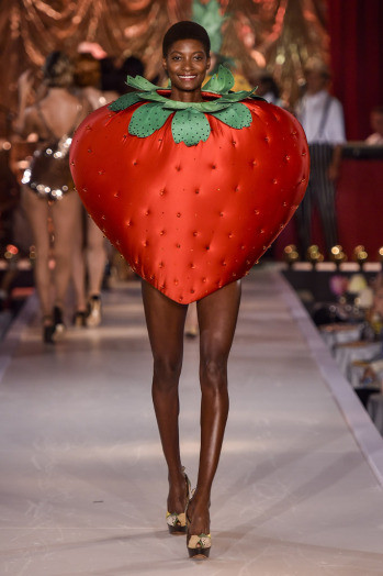 Người mẫu hóa… hoa quả khổng lồ trên sàn diễn thời trang ảnh 3