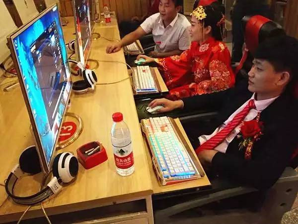 Cô dâu chú rể mải ‘đánh điện tử’... quên cả giờ cưới ảnh 3