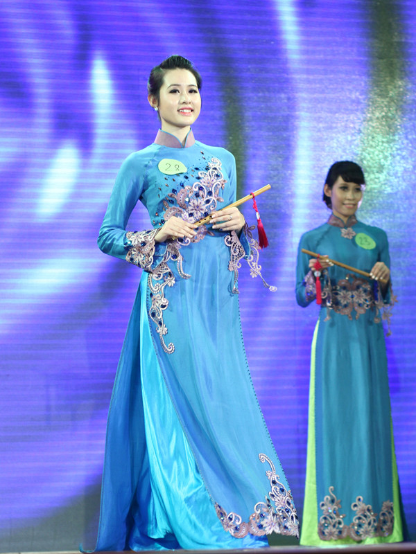 Trong phần thi trang phục áo dài