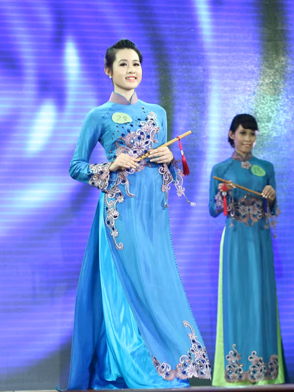 Trong phần thi trang phục áo dài