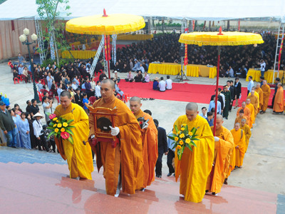 500 nhà sư tham gia cầu kinh. ảnh: Đình Thắng