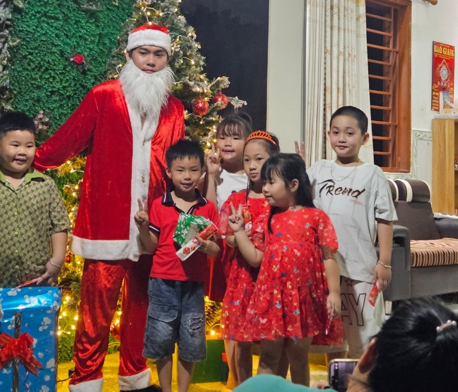 Ông già Noel đến tặng quà chung vui cùng trẻ em trong đêm Giáng sinh.