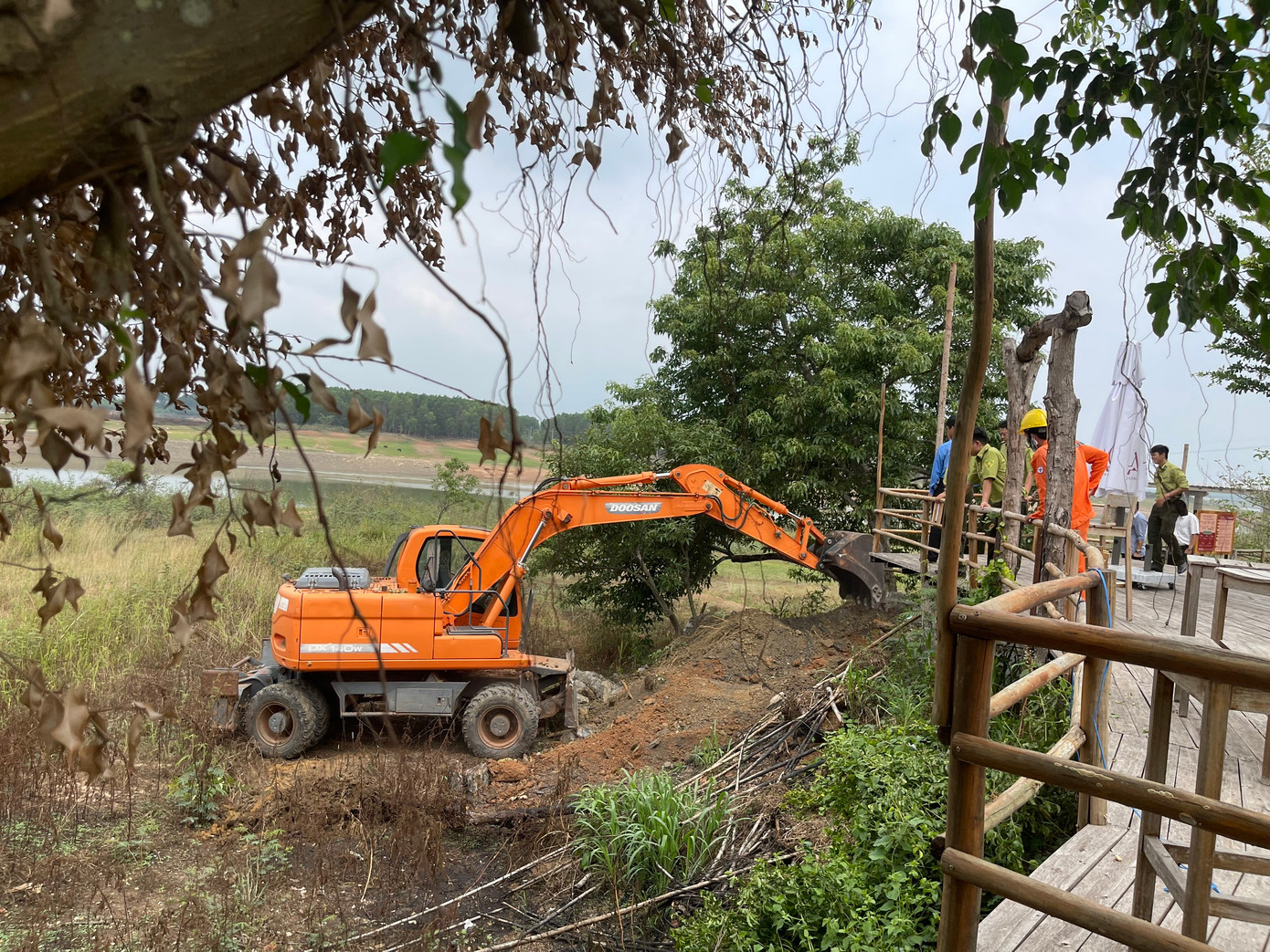 UBND xã Mã Đà thực hiện cưỡng chế một điểm du lịch vi phạm đất ven hồ Trị An.