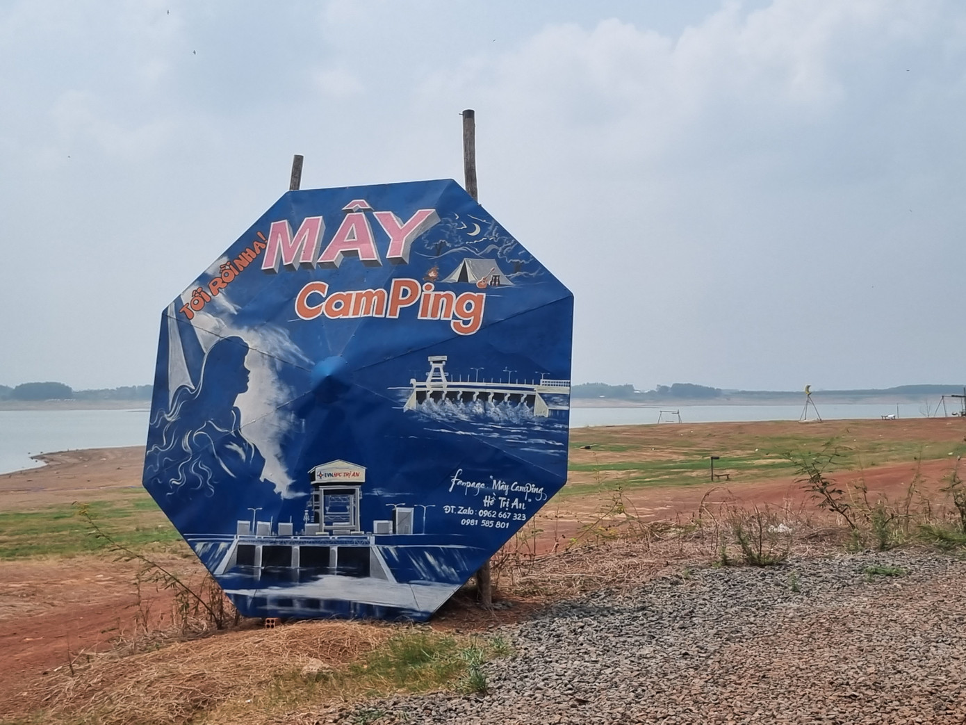 Một điểm du lịch ven hồ Trị An.