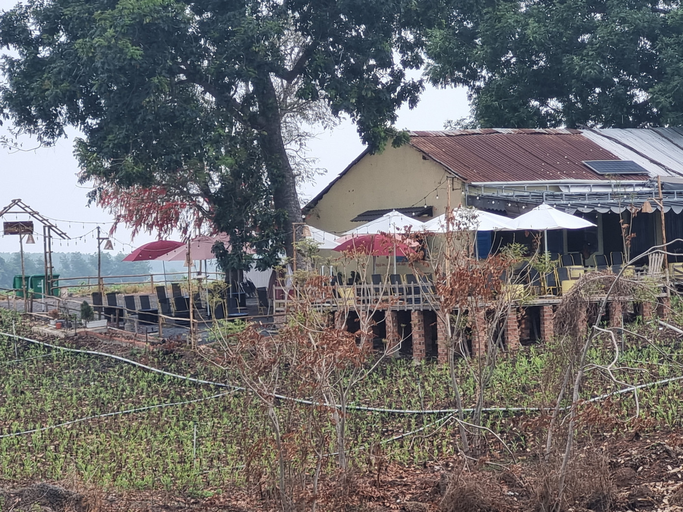 Một điểm cắm trại ven hồ Trị An.