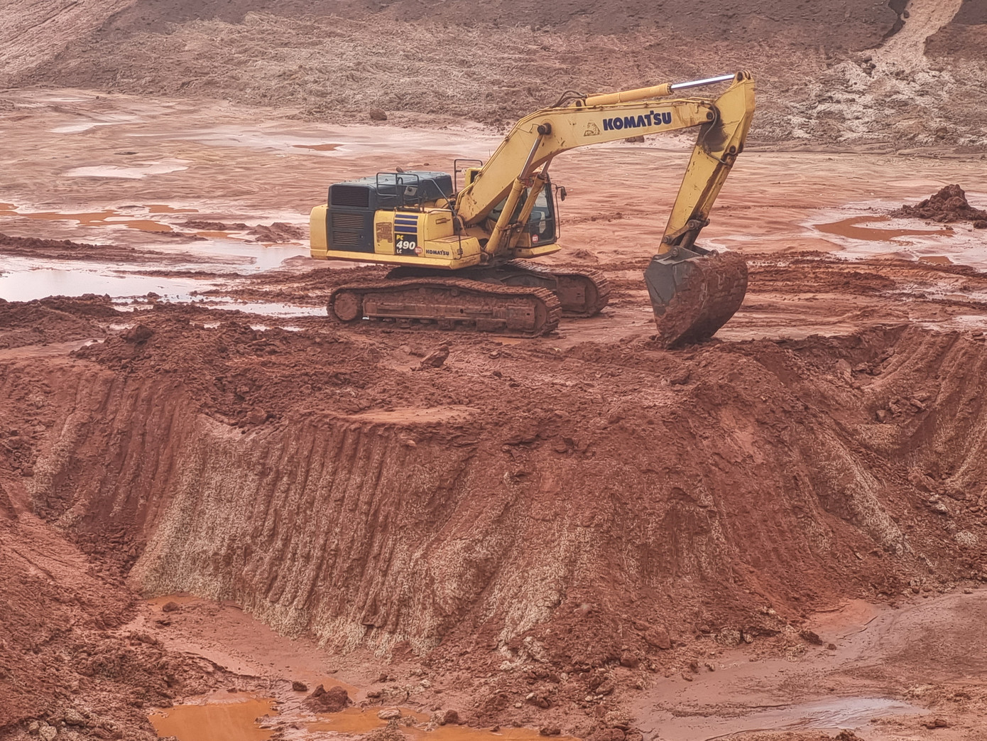 Việc hạ độ cao để xây dựng sân bay Long Thành đã dôi dư hàng triệu mét khối đất. Việc hạ độ cao để xây dựng sân bay Long Thành đã dôi dư hàng triệu mét khối đất.