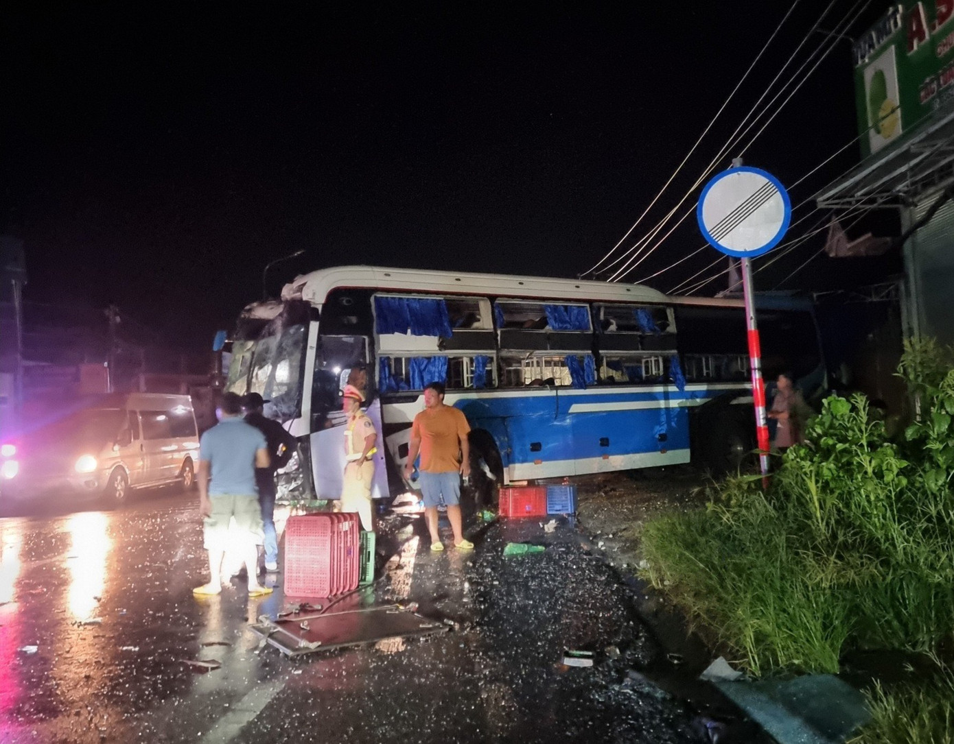 Xe khách tông gãy trụ điện gây sự cố mất điện tại huyện Tân Phú Xe khách tông gãy trụ điện gây sự cố mất điện tại huyện Tân Phú