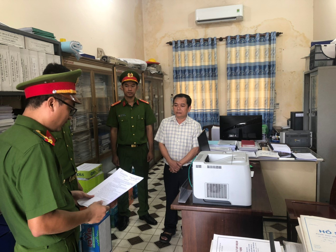 Công an đọc lệnh bắt bị can Nguyễn Văn Nhật Huy Công an đọc lệnh bắt bị can Nguyễn Văn Nhật Huy