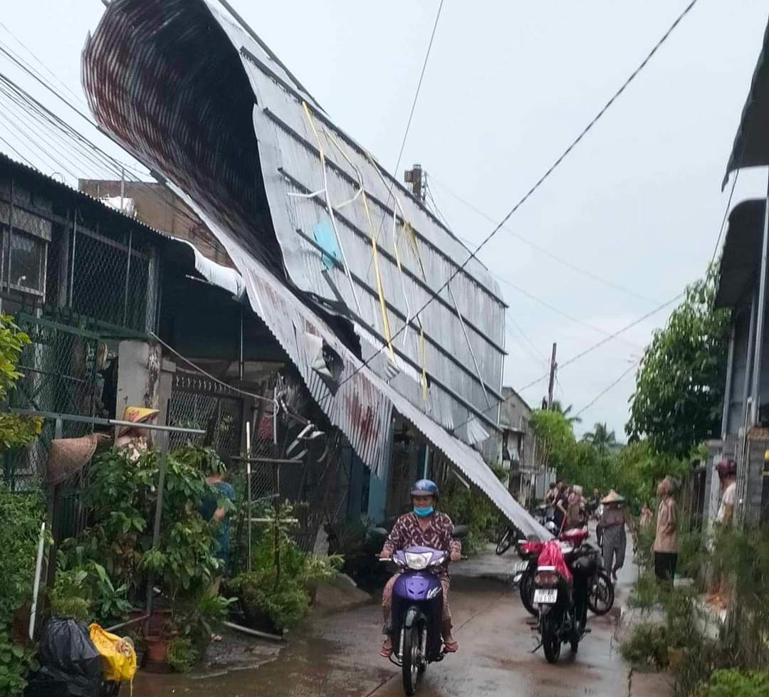 Một căn nhà bị tốc mái hoàn toàn