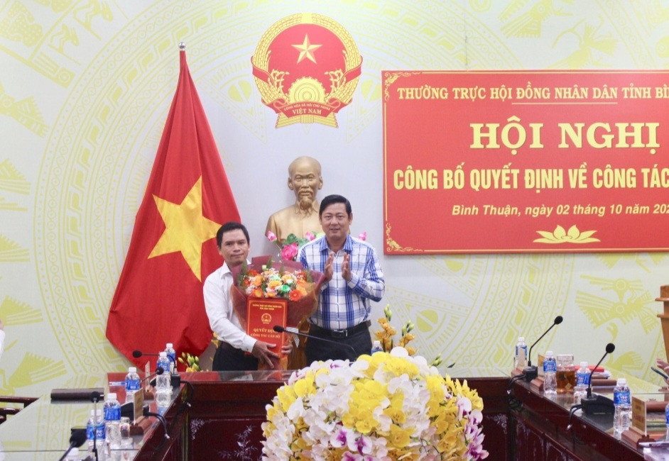 Ông Ngô Minh Hòa (bên trái) nhận quyết định bổ nhiệm