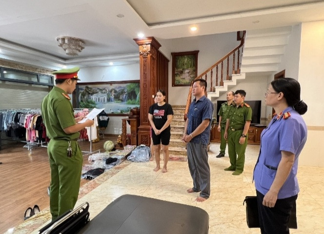 Cơ quan chức năng thực hiện lệnh khởi tố đối với bị can Lê Văn Hòa