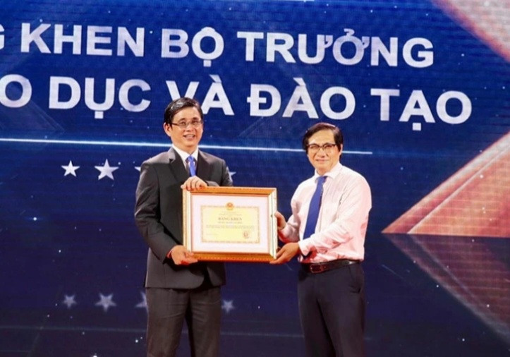 Lãnh đạo Trường Đại học Lạc Hồng nhận bằng khen Bộ GD-ĐT Lãnh đạo Trường Đại học Lạc Hồng nhận bằng khen Bộ GD-ĐT