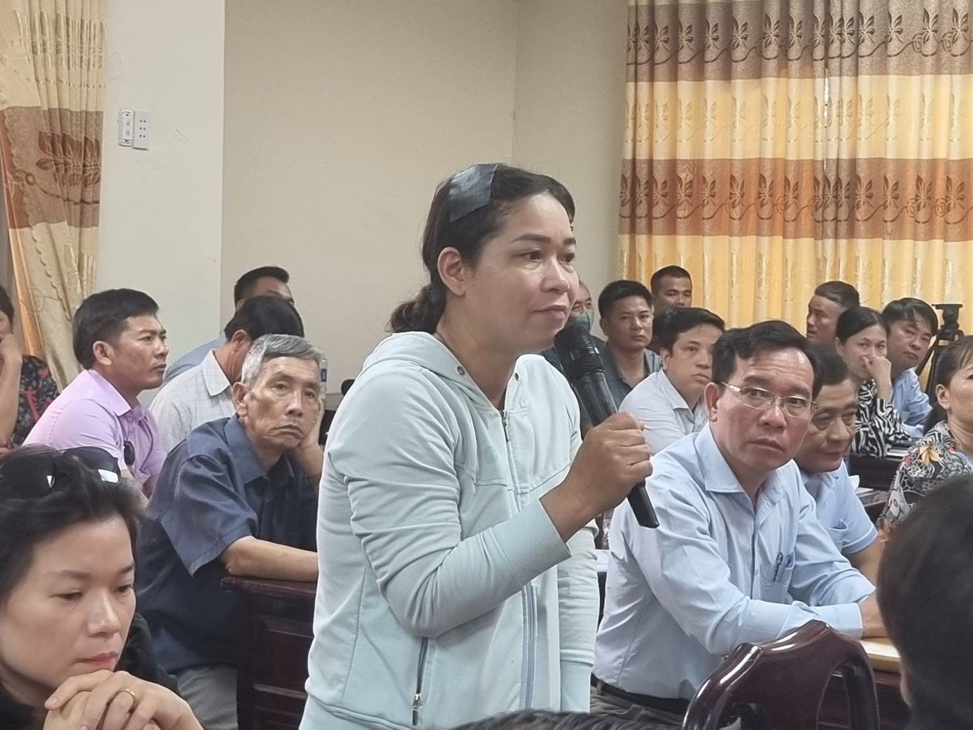 Người dân nêu ý kiến tại buổi đối thoại Người dân nêu ý kiến tại buổi đối thoại