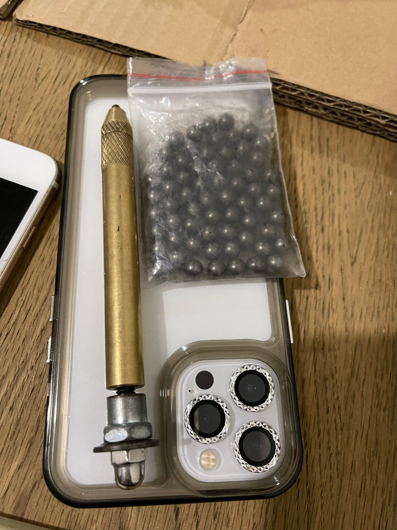 Súng bút bắn đạn bi của các đối tượng