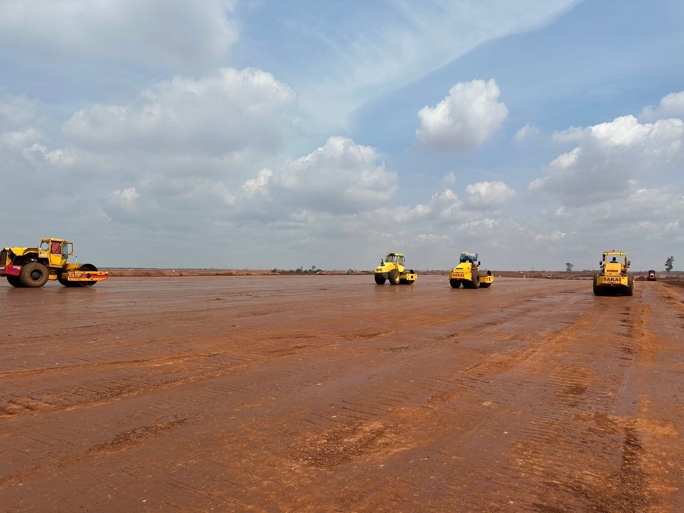 Công trường thi công mặt bằng sân bay Long Thành làm việc xuyên Tết