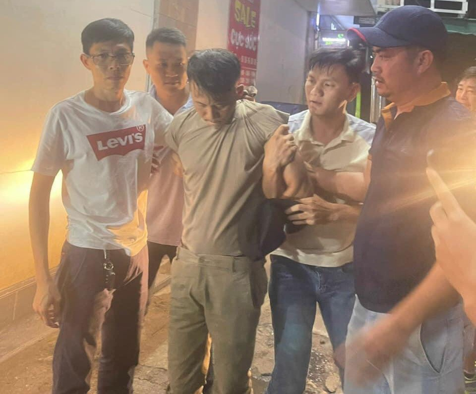 Lực lượng chức năng bắt giữ đối tượng gây án Lực lượng chức năng bắt giữ đối tượng gây án