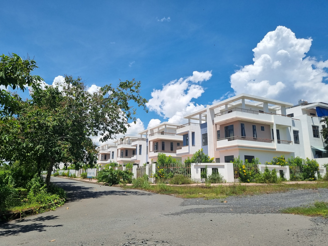 Các căn biệt thự tại dự án khu dân cư Tân Thịnh. Các căn biệt thự tại dự án khu dân cư Tân Thịnh.