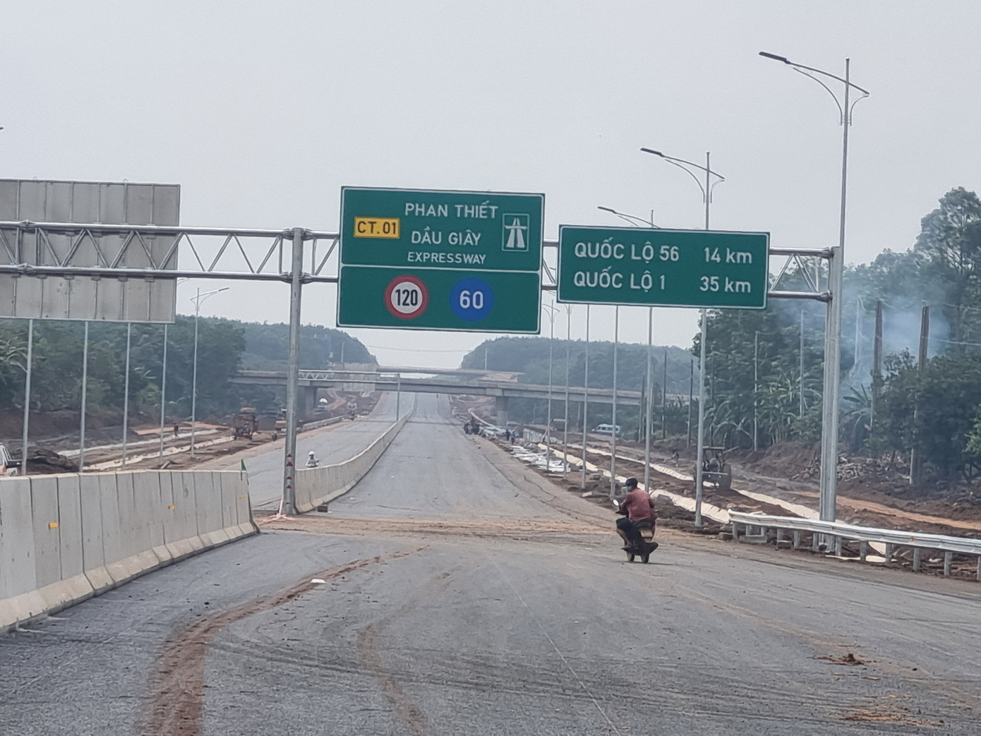 Cao tốc Phan Thiết - Dầu Giây đang hoàn thiện những công đoạn cuối cùng trước ngày khánh thành Cao tốc Phan Thiết - Dầu Giây đang hoàn thiện những công đoạn cuối cùng trước ngày khánh thành