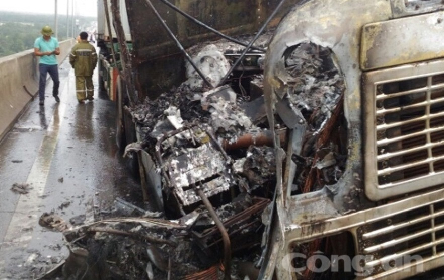 Đầu xe cháy rụi - Ảnh: CTV