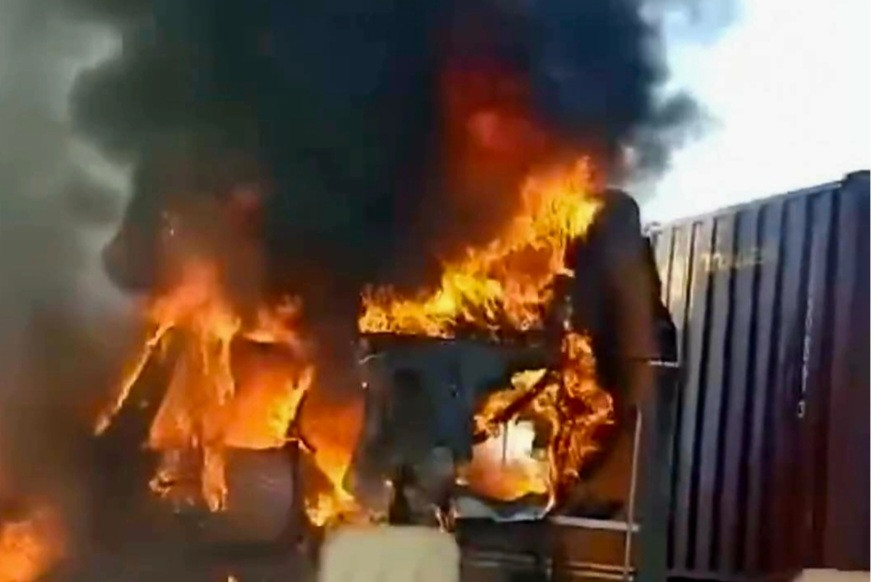 Lửa bao trùm đầu xe container. Ảnh: CTV