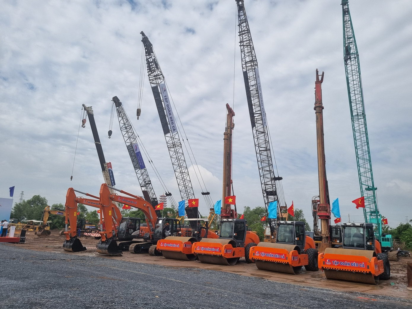 Máy móc thiết bị để thi công 2 tuyến giao thông.