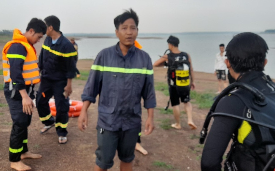 Lực lượng cứu hộ tìm kiếm nạn nhân đuối nước trên hồ Trị An