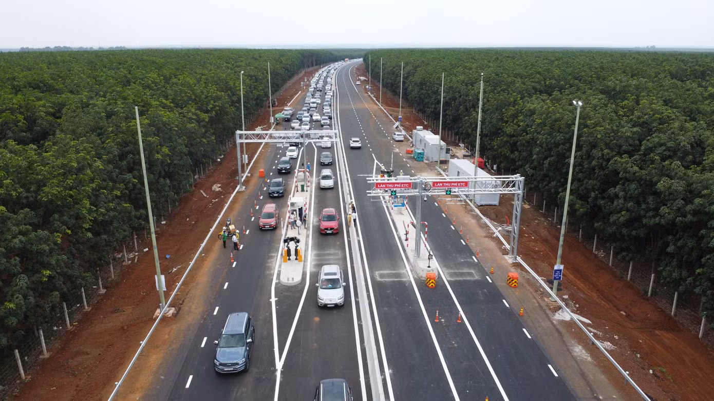 Ùn ứ xe chờ qua trạm thu phí cuối tuyến cao tốc Phan Thiết - Dầu Giây