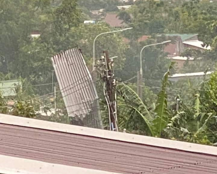 Tôn bị thổi bay lên lưới điện gây sự cố mất điện