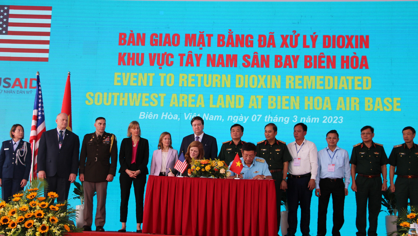Lễ bàn giao mặt bằng đã xử lý dioxin