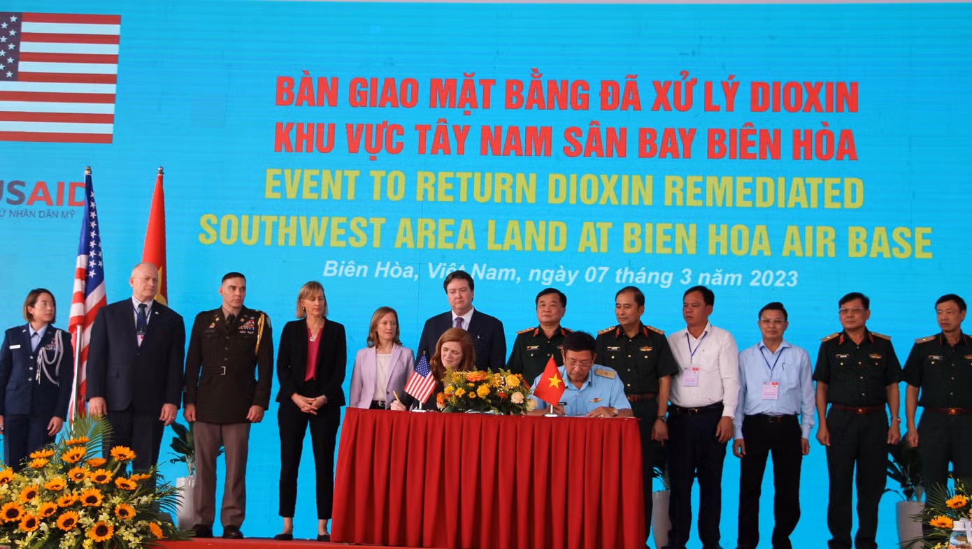 Lễ bàn giao mặt bằng đã xử lý dioxin