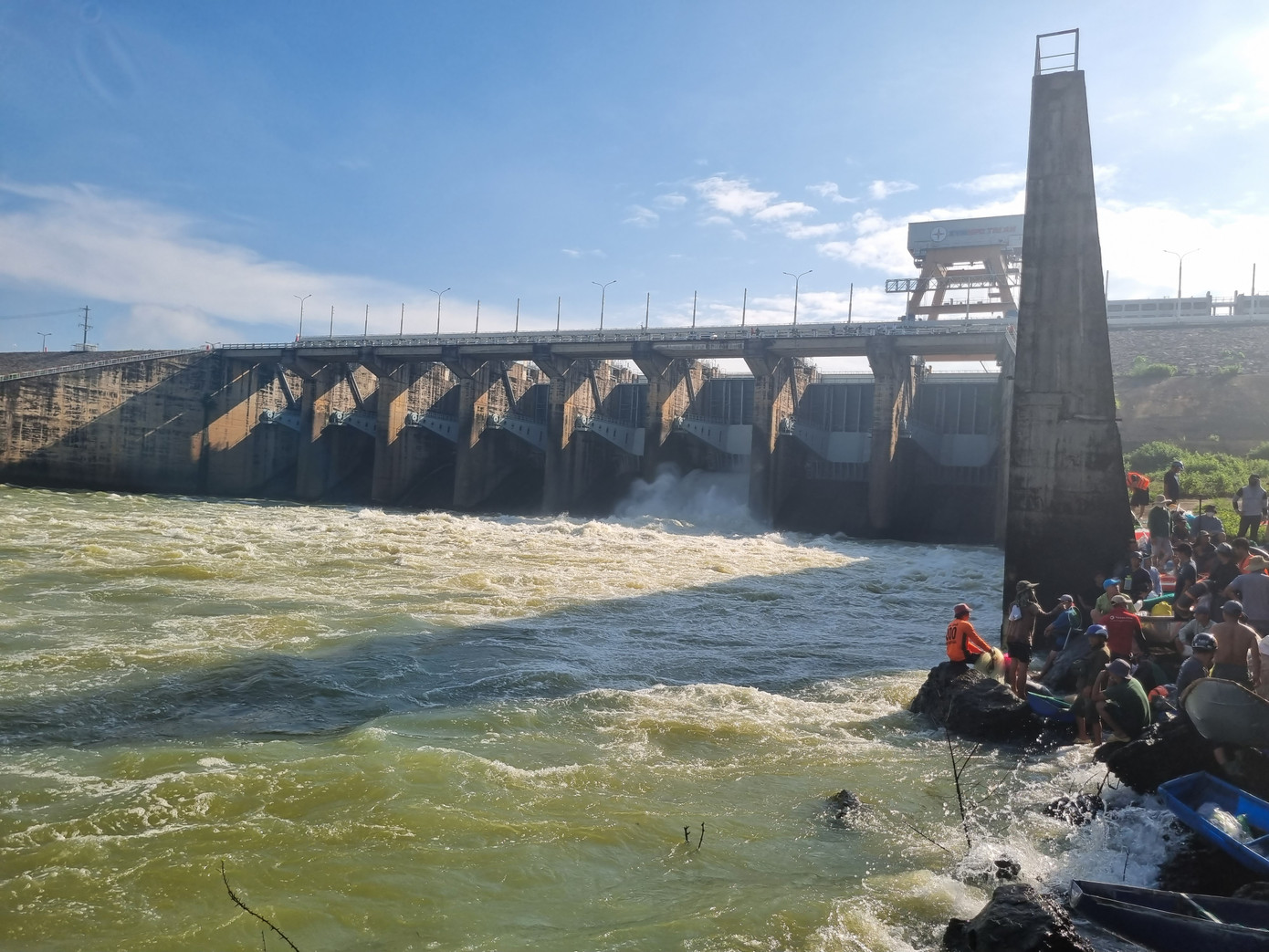 Nhà máy Trị An tiến hành xả tràn Nhà máy Trị An tiến hành xả tràn