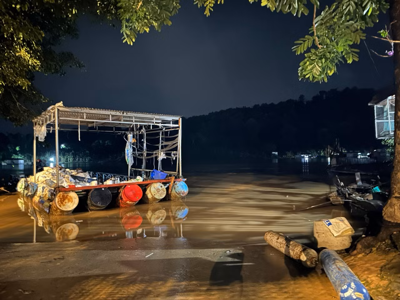 Nhiều bè nuôi cá của người dân trên sông La Ngà bị thiệt hại