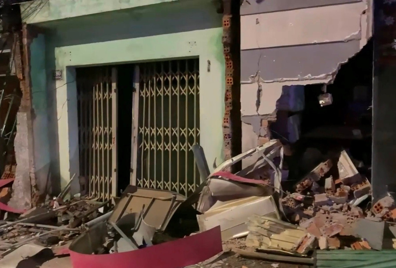 Những căn nhà bị xe khách ủi sập phía trước