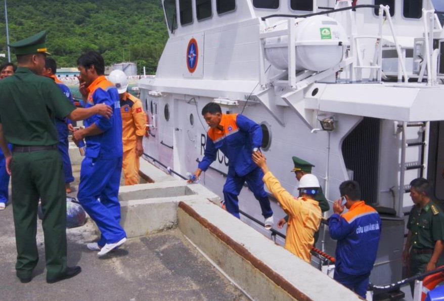 Các thuyền viên gặp nạn được đưa về chăm sóc y tế - ảnh:BP