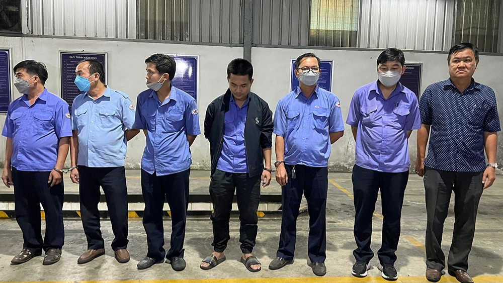 Các cán bộ, nhân viên Trung tâm đăng kiểm 60-04D thời điểm bị bắt Các cán bộ, nhân viên Trung tâm đăng kiểm 60-04D thời điểm bị bắt