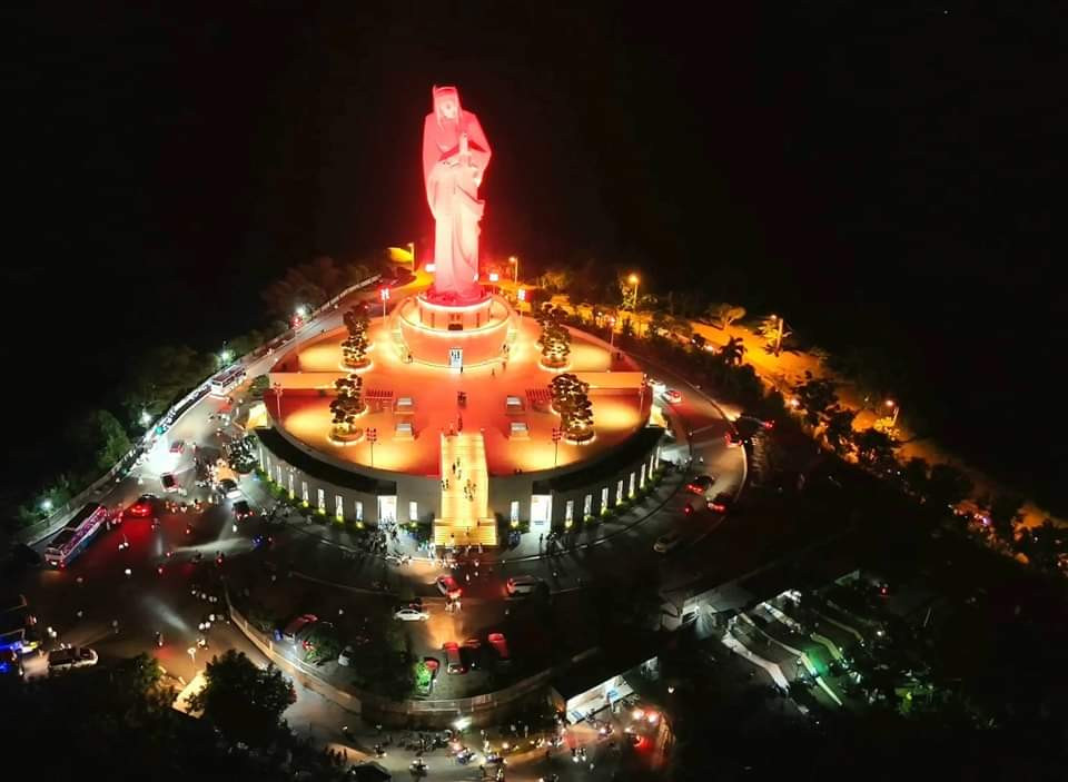 Trung tâm hành hương Đức mẹ núi Cúi (huyện Thống Nhất) với tượng đức mẹ cao hơn 30m rực rỡ ánh đèn trong đêm Giáng sinh.