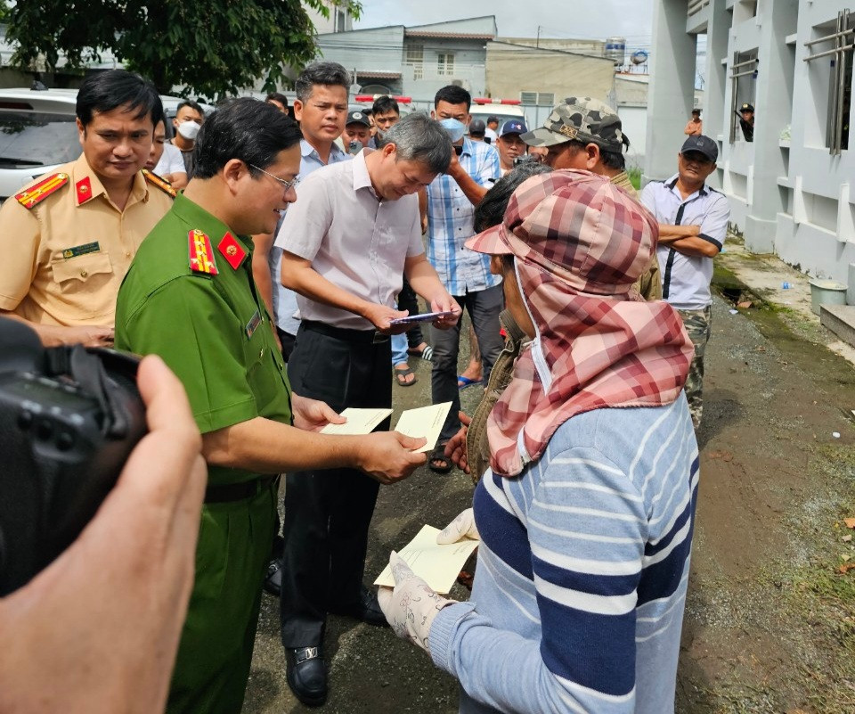 Ban ATGT tỉnh Đồng Nai và huyện Định Quán thăm hỏi, hỗ trợ gia đình các nạn nhân Ban ATGT tỉnh Đồng Nai và huyện Định Quán thăm hỏi, hỗ trợ gia đình các nạn nhân