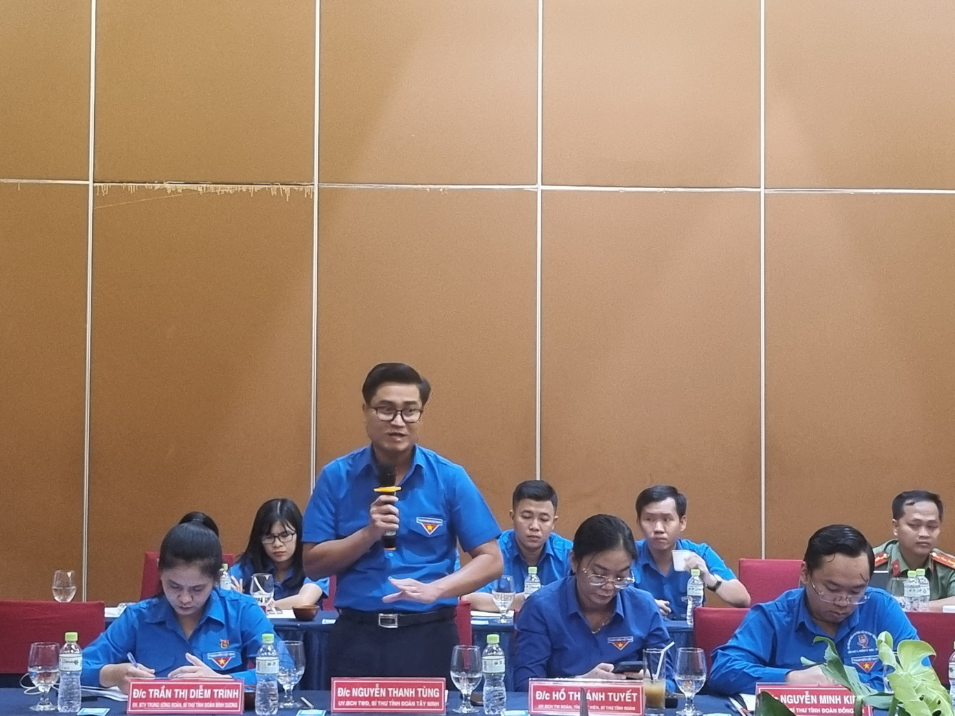 Các đại biểu nêu ý kiến tại hội nghị